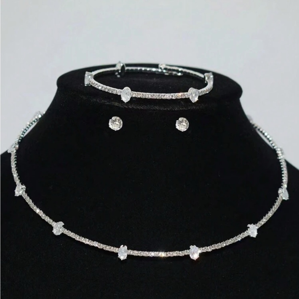 SHEIN Kids Silver Necklace and Bracelet Set